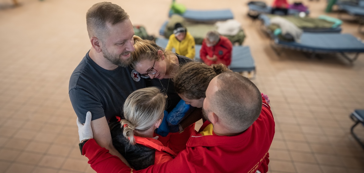 Třicet kamionů potravin nebo statisíce litrů vody. Neziskovky pomáhají zaplaveným domácnostem