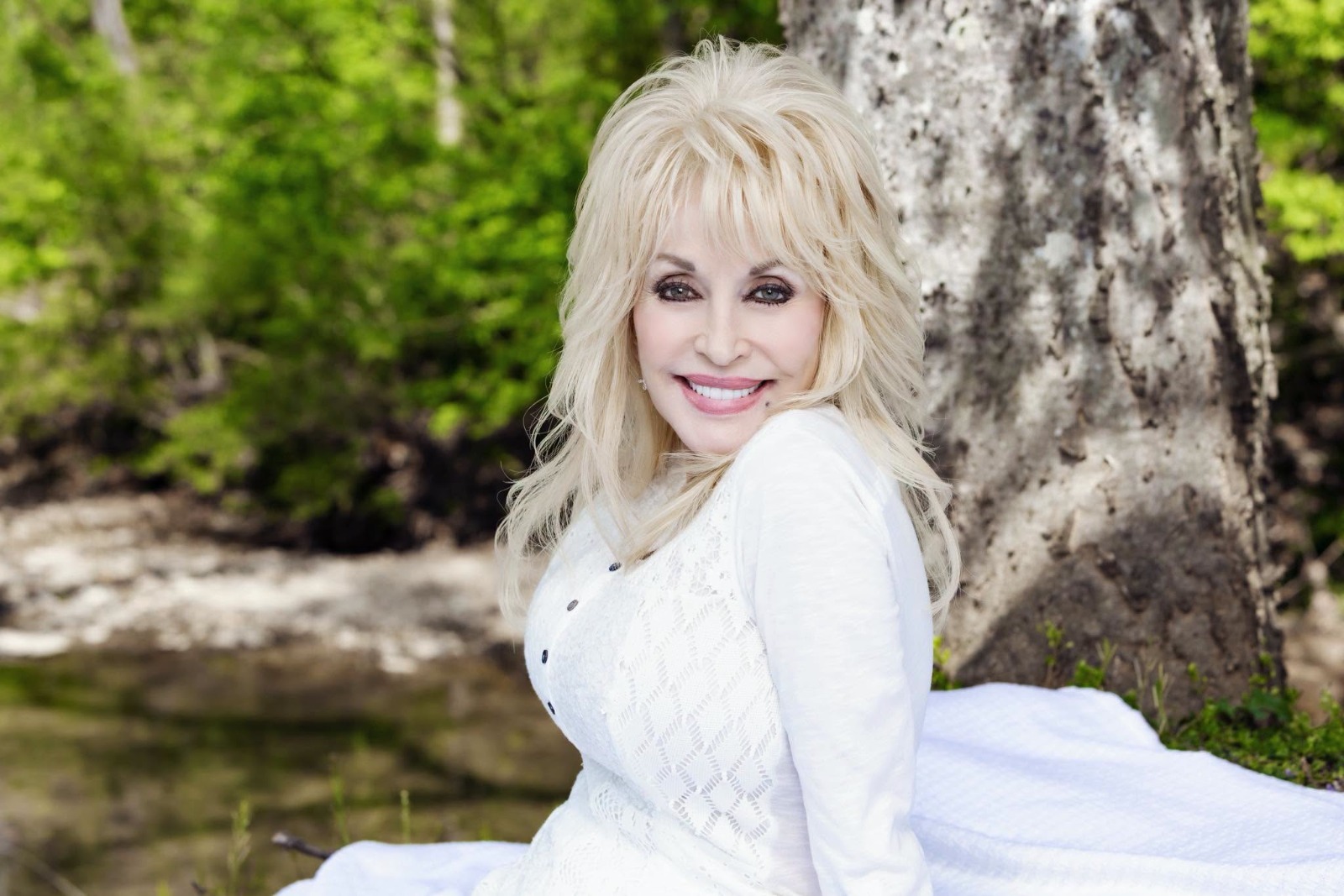 Dolly Parton byla malinká a měla určitě vyoperovaná žebra, vzpomíná Šárka Rezková