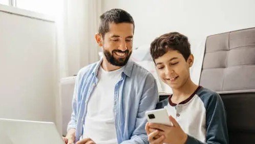 Slay, flop a ally - starší generace potřebuje slovník, aby porozuměla mladým