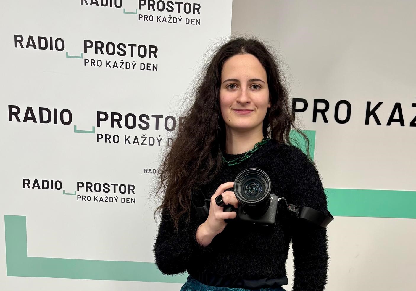 Během focení vypínám emoce. Ale když jdu kolem fakulty, vždycky mě zamrazí, říká oceněná fotografka Anna Boháčová