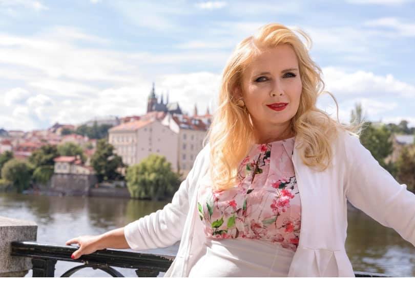 Jako lidstvo máme deprese z přebytku. Měli bychom se naučit být soběstační, říká novinářka a moderátorka Dana Makrlíková