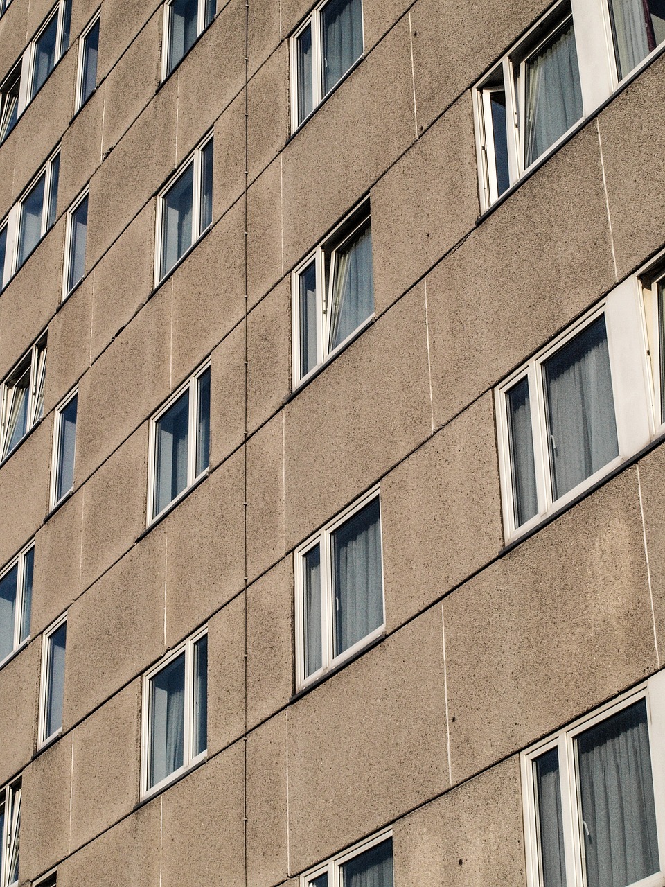 Starší byty jsou levnější, ale faktury za energie se u nich prodraží, říká hypoteční expert Ostatek