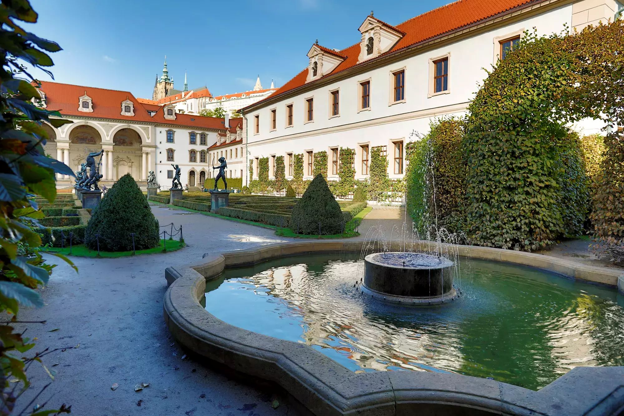 Začala turistická sezóna,  ze zimního spánku se probouzí hrady, zámky, zoo nebo lázně. Kam vyrazit radí šéf Czech Tourism Reismüller