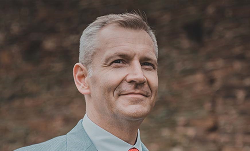 Istanbulská úmluva byla hlavně o penězích pro neziskové organizace. Komentovat kulturní války je má povinnost, říká senátor Hraba