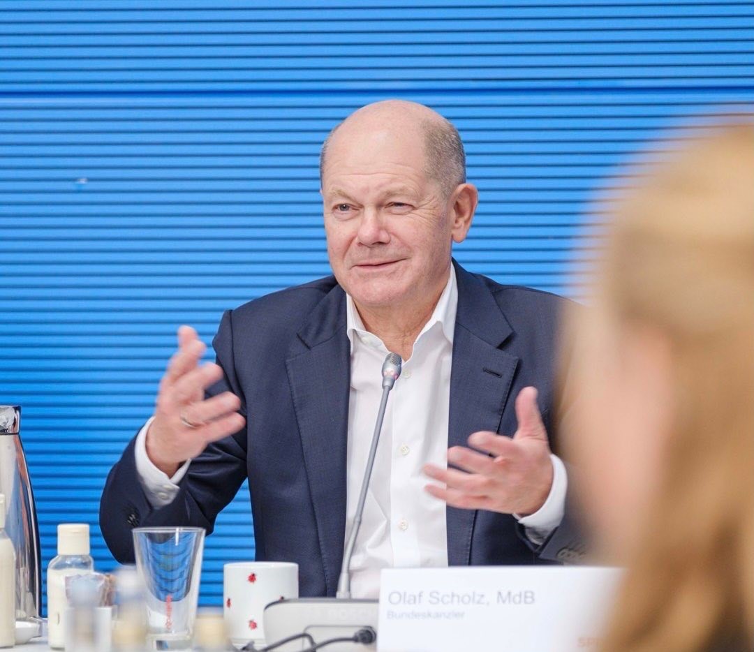 Německá politika je rozpolcená, což otevřelo prostor radikálním stranám. Všechno spěje k předčasným volbám, říká politolog