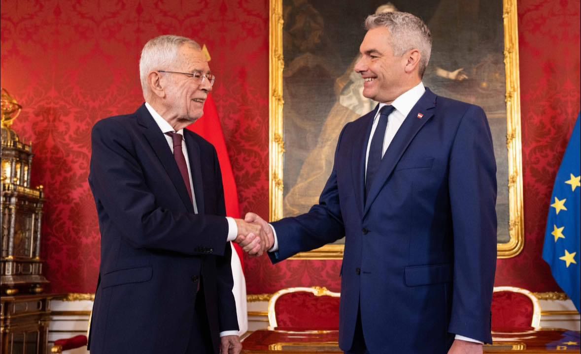 Pověření Nehammera o sestavení vlády se dalo čekat. Nejpravděpodobnější varianta rakouské vlády je trojkoalice