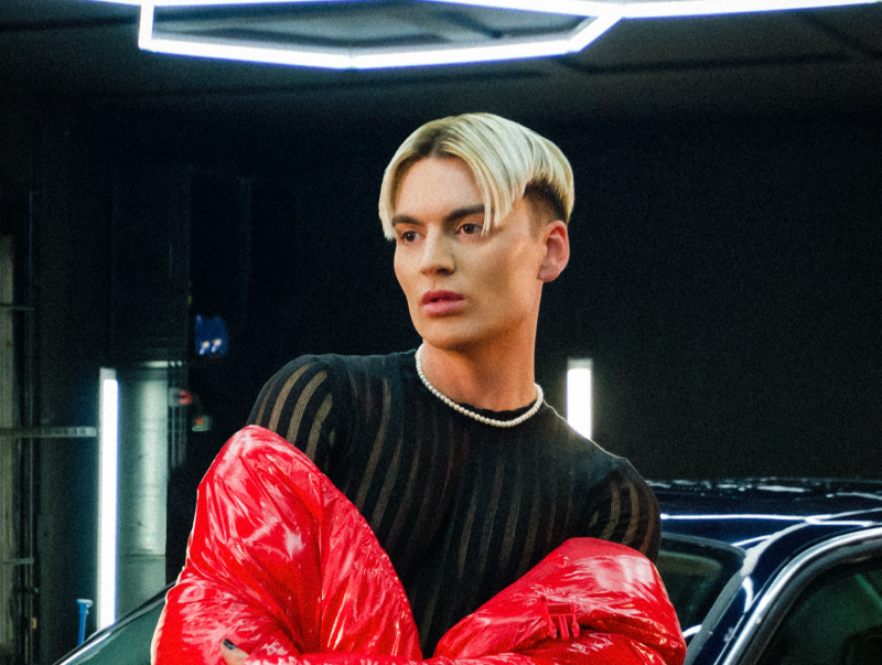 Lidé by se měli zamyslet nad seznamovacími aplikacemi a jestli si chceme lidi objednávat domů jako jídlo, říká Renato Salerno