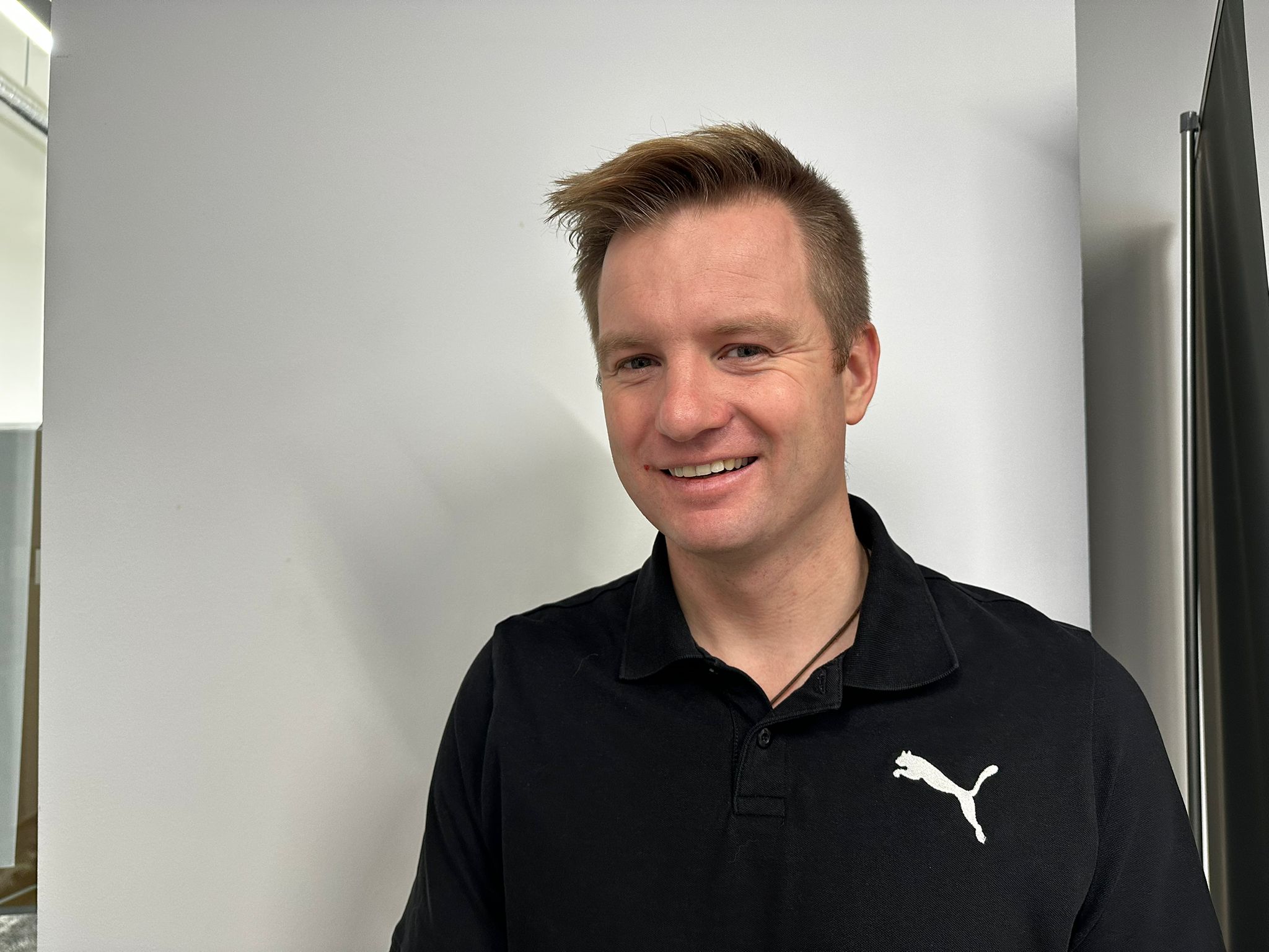 Je skvělé být u sportu, kde se posouvají hranice. Děláme věci, které netrénují ani astronauti, říká letec Pařízek