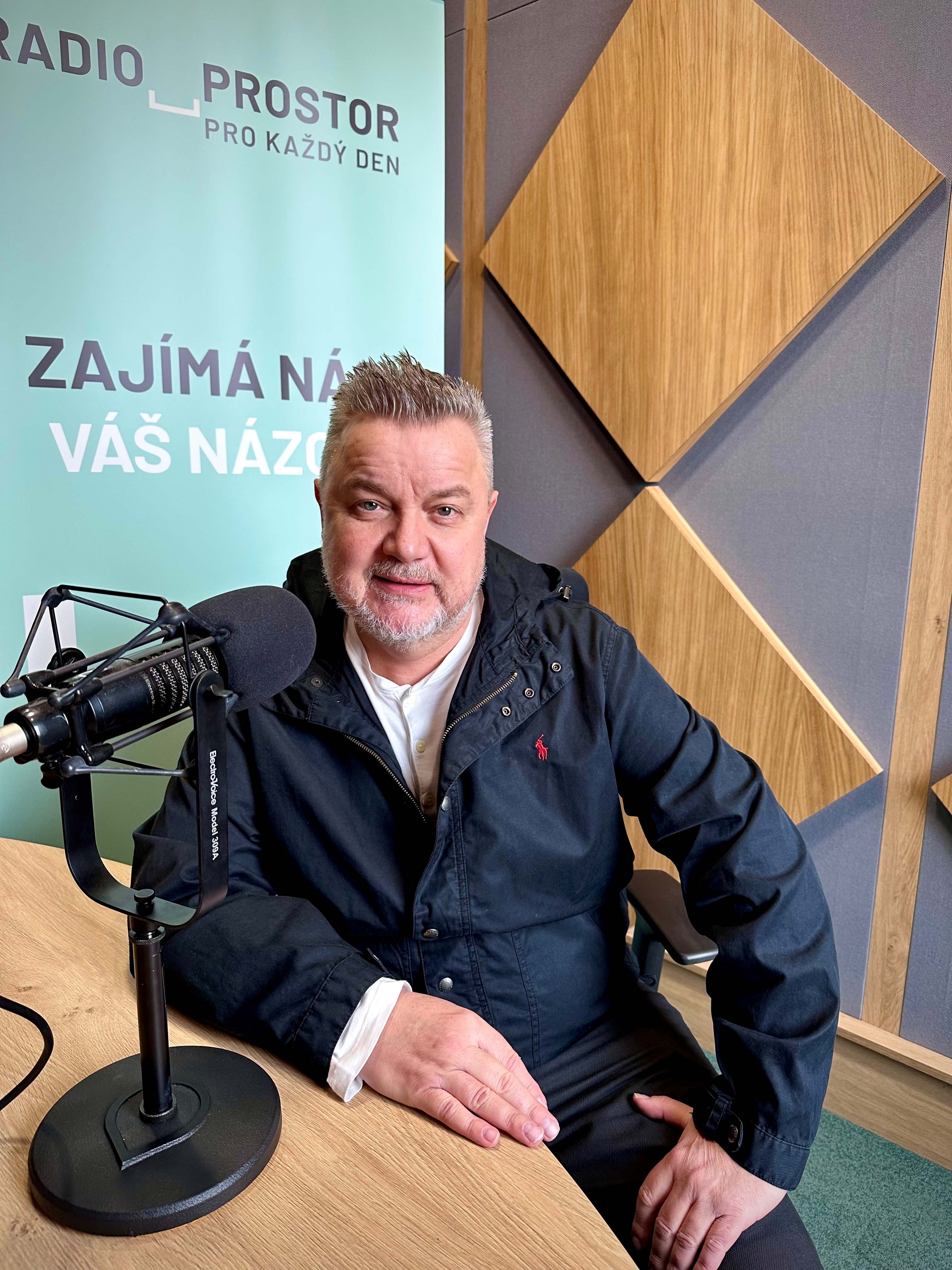 S mikrofonem jsem se narodil a rád si ho vezmu i do krematoria, říká moderátor Pokorný