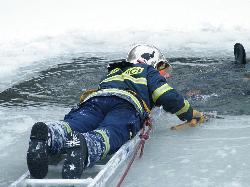 Plácání rukama vás při propadnutí ledem nezachrání, zkuste zachovat klid, říká mluvčí záchranné služby Poštová