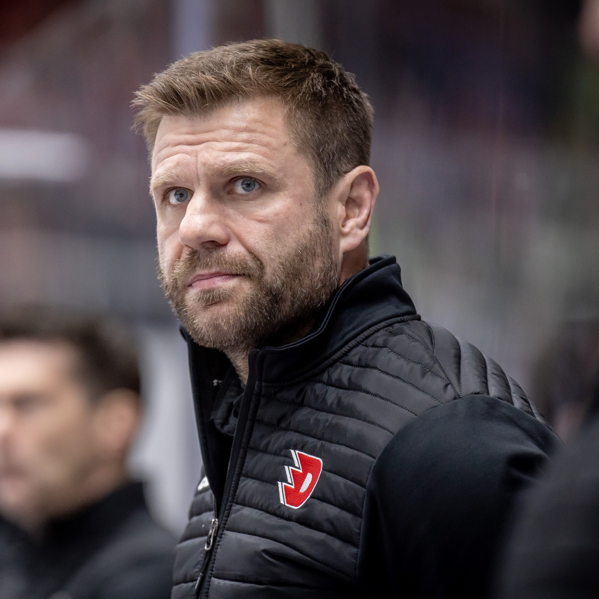 Trenéra hokejových Pardubic Varaďu sestřelil majitel. Problém ale nebyl v chování, říká hokejový expert