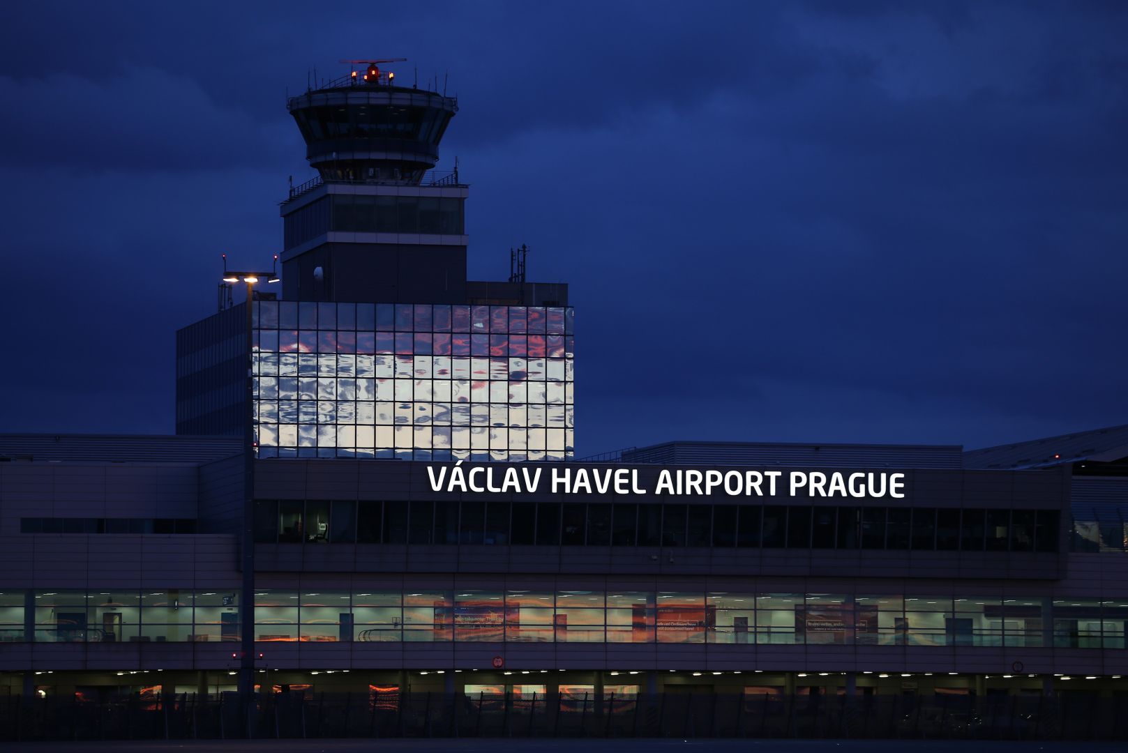Letadla mířící na Ruzyni budou přistávat nad Prahou. Oprava runwaye bude trvat měsíce.