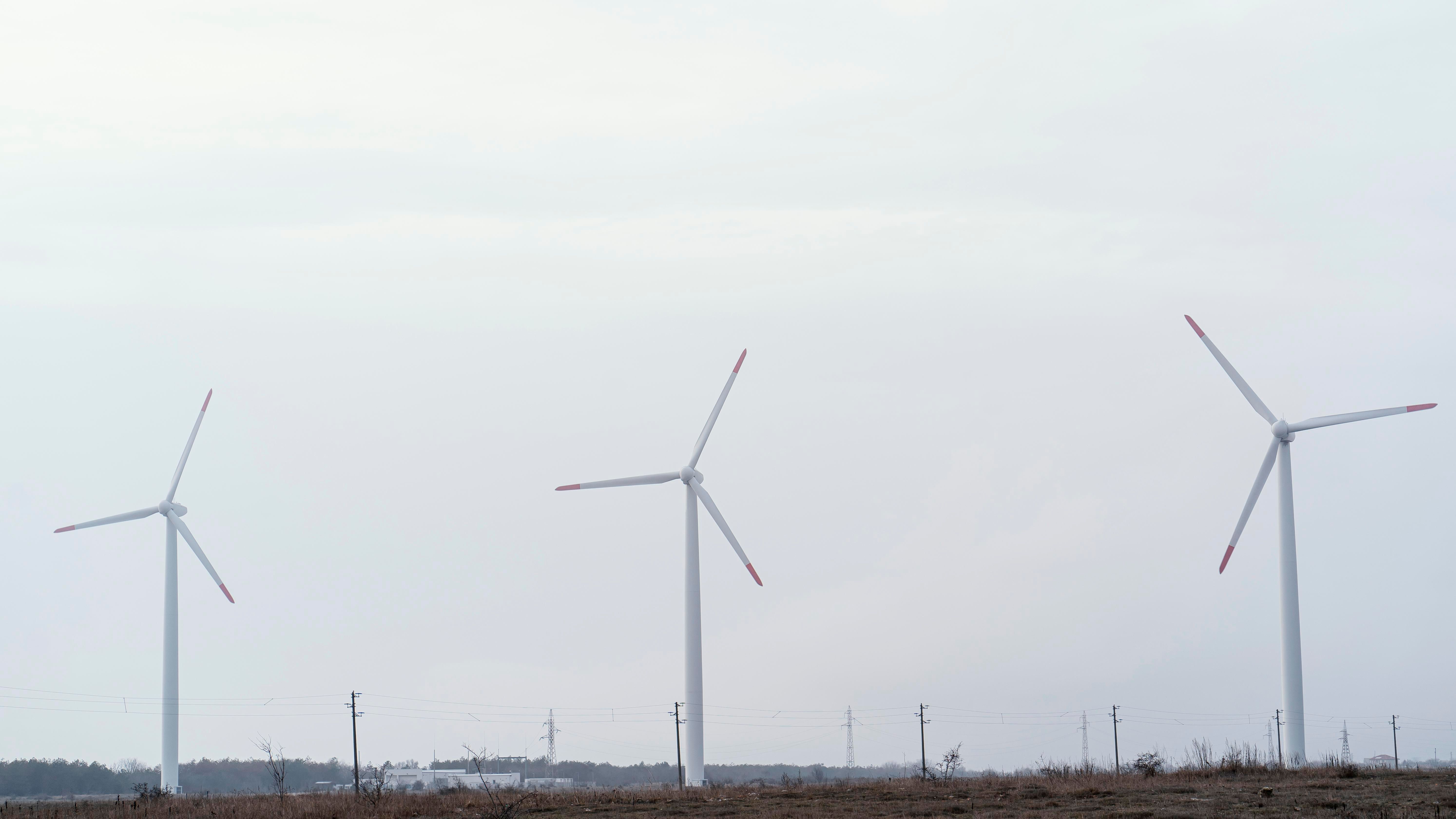 Německé větrné elektrárny vyrostou až v kilometrové vzdálenosti od české hranice. Místním se to nelíbí