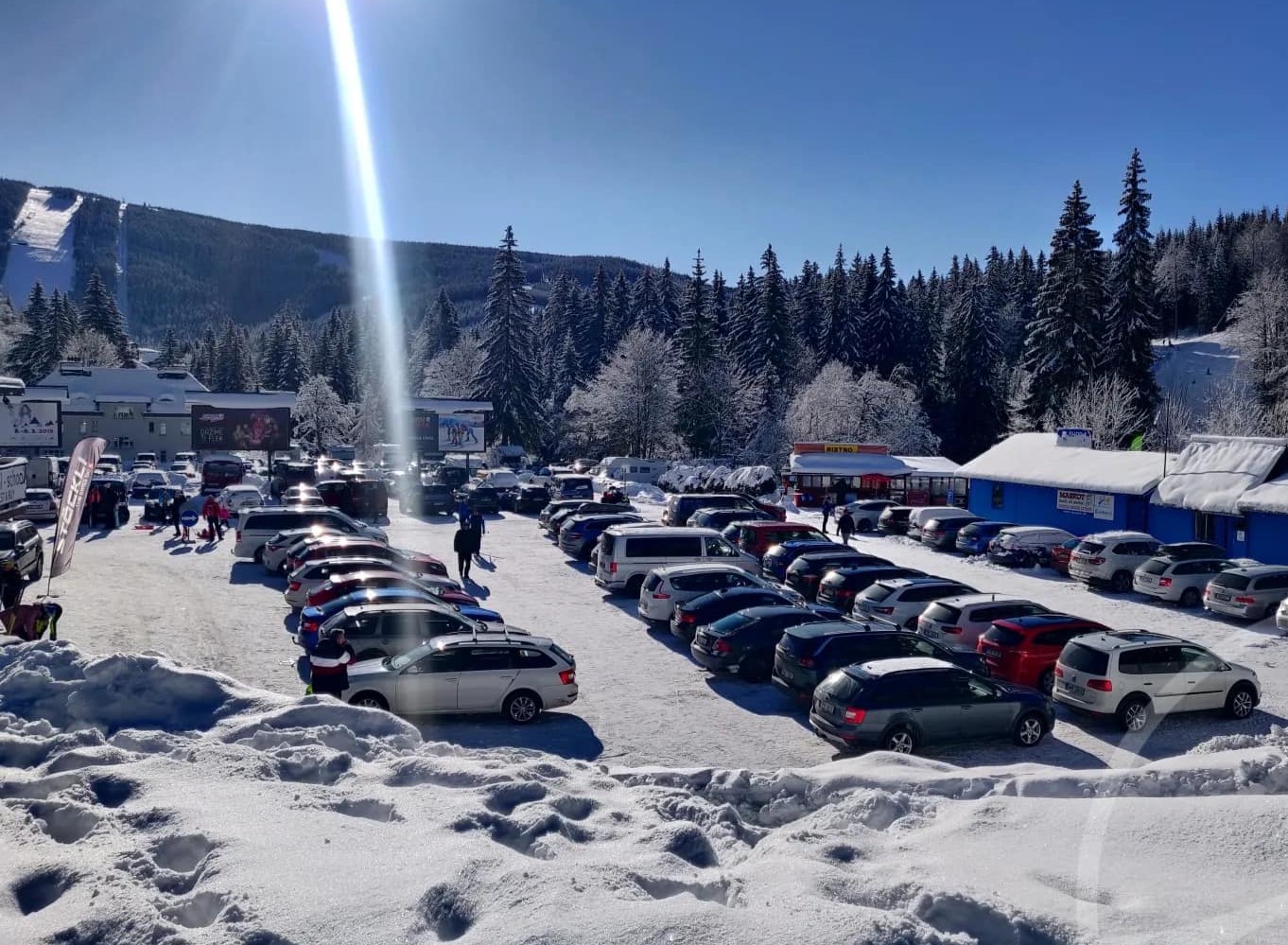 Špatné couvání a nepozornost. Nehodám vévodí Špindl a Pec pod Sněžkou