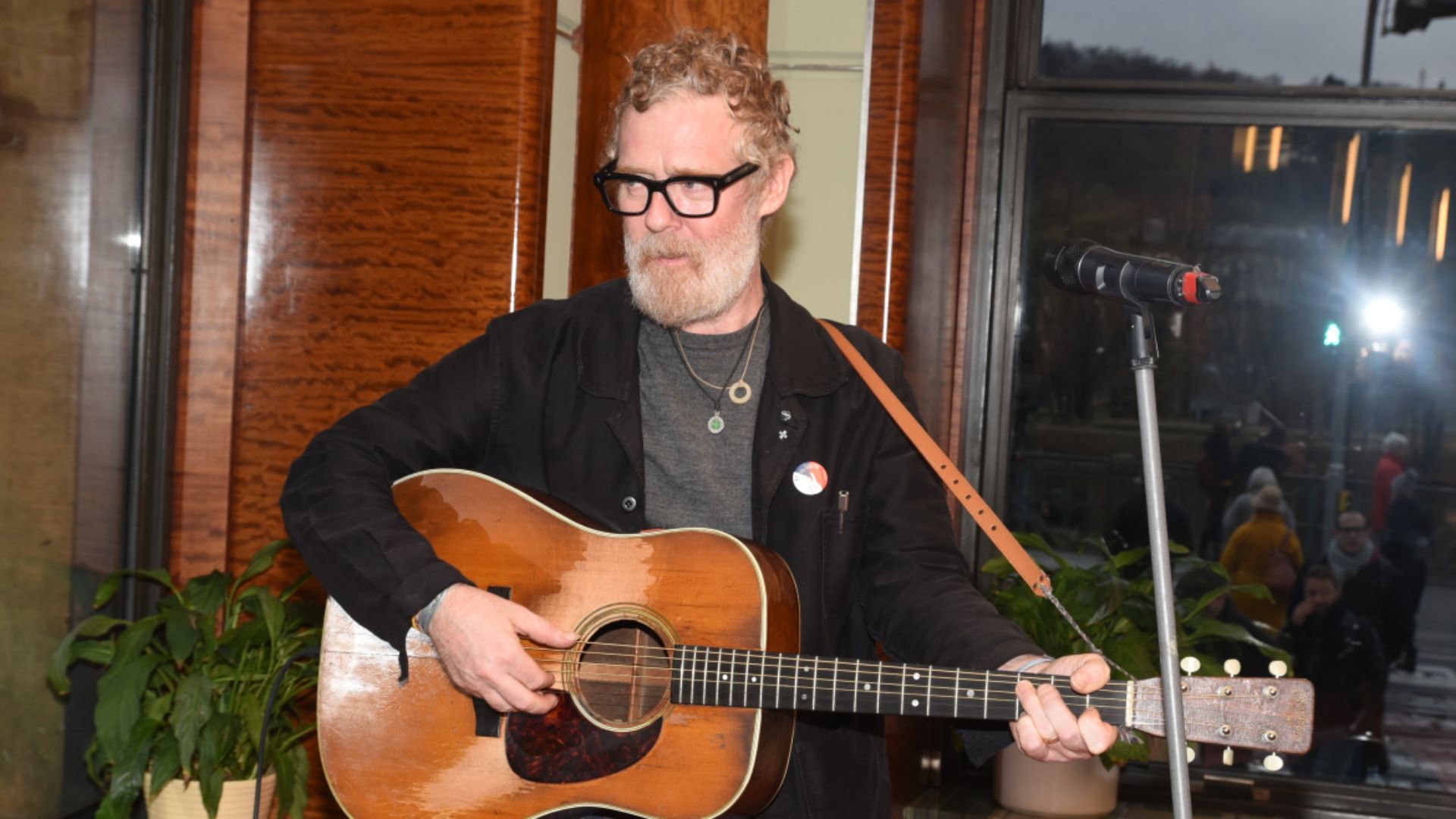 Po koncertě zmizela jeho nejcennější kytara. Držitel Oscara Glenn Hansard ji hledal dva týdny i v českých příkopech