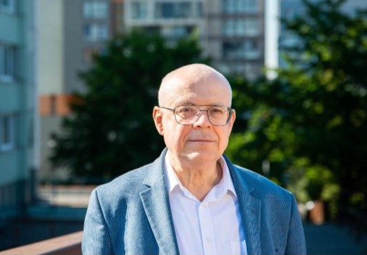  Zaměstnancům je zle a zvyšování platů politiků je groteskní. Peníze jsou, říká Vladimír Špidla