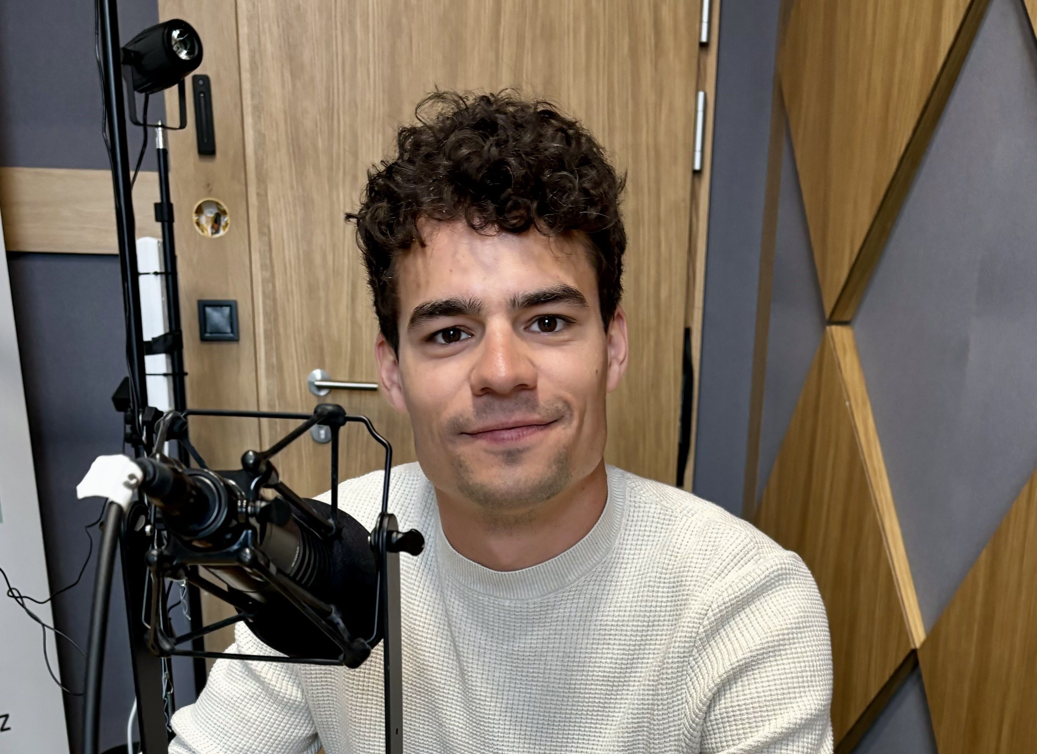 Snažím se neřešit blbosti. Největší fanynka je máma, říká herec Filip Březina