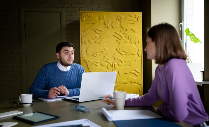 Umělá inteligence existenčně ohrozila první profesi. Ministerstvo vnitra jí v tom asistuje