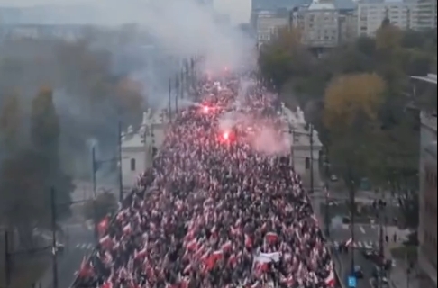 Pravicoví voliči jsou na Tuskovu vládu rozzlobení. Polákům vadí EU a migrace, říká politolog Drulák 