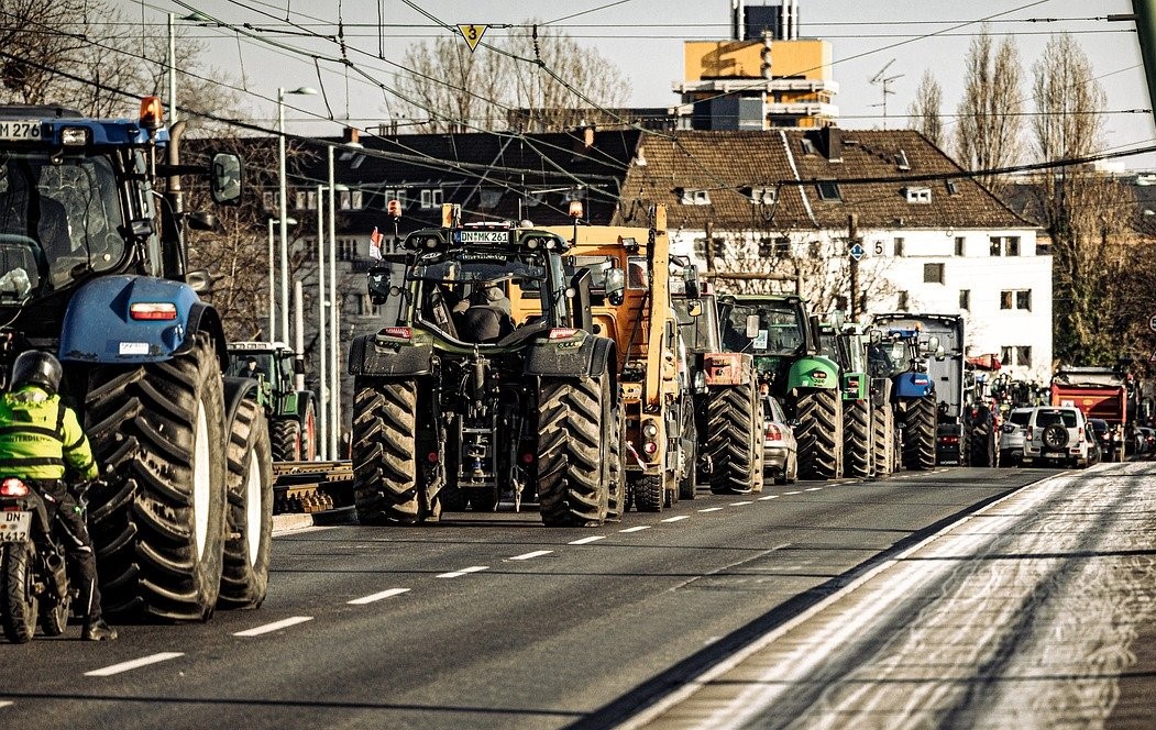 Bruselské regulace donutily farmáře pálit pneumatiky a rozhazovat seno u parlamentu