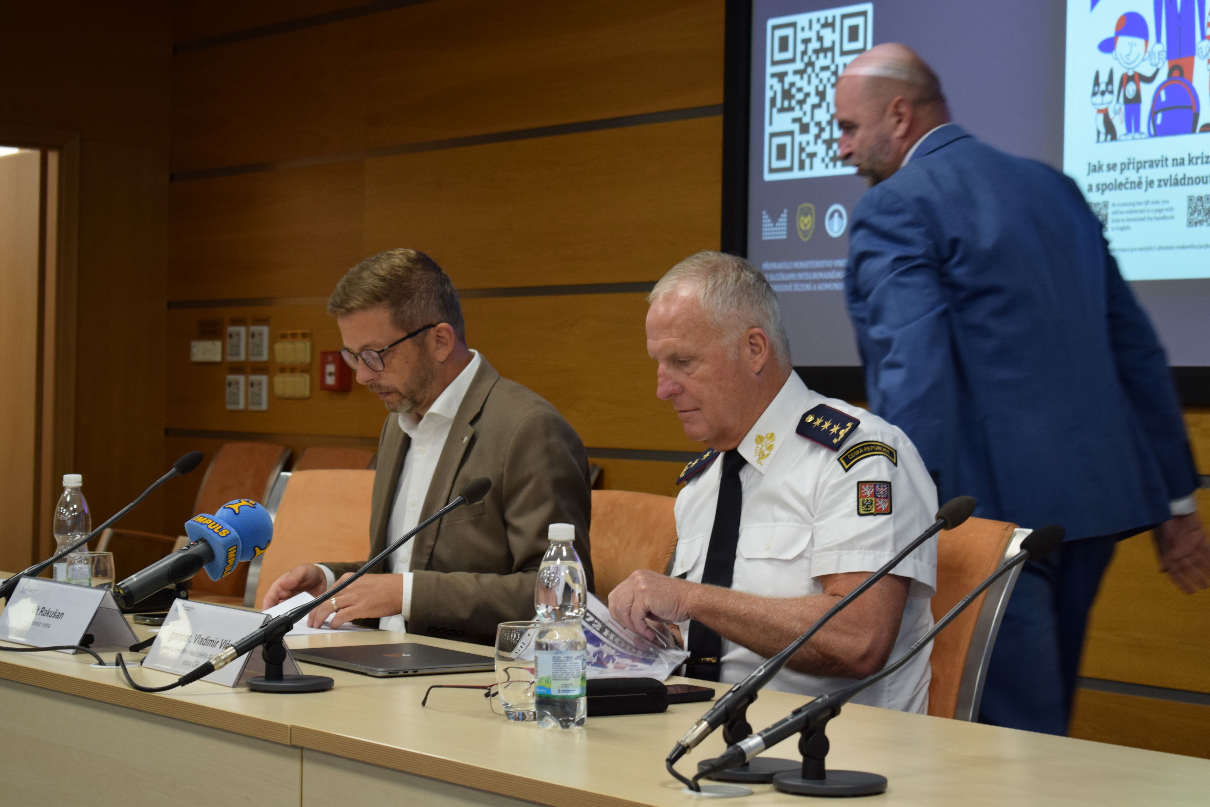 Ministerstvo vnitra představilo novou bezpečnostní příručku. Pošle ji do každé domácnosti, slíbil Rakušan