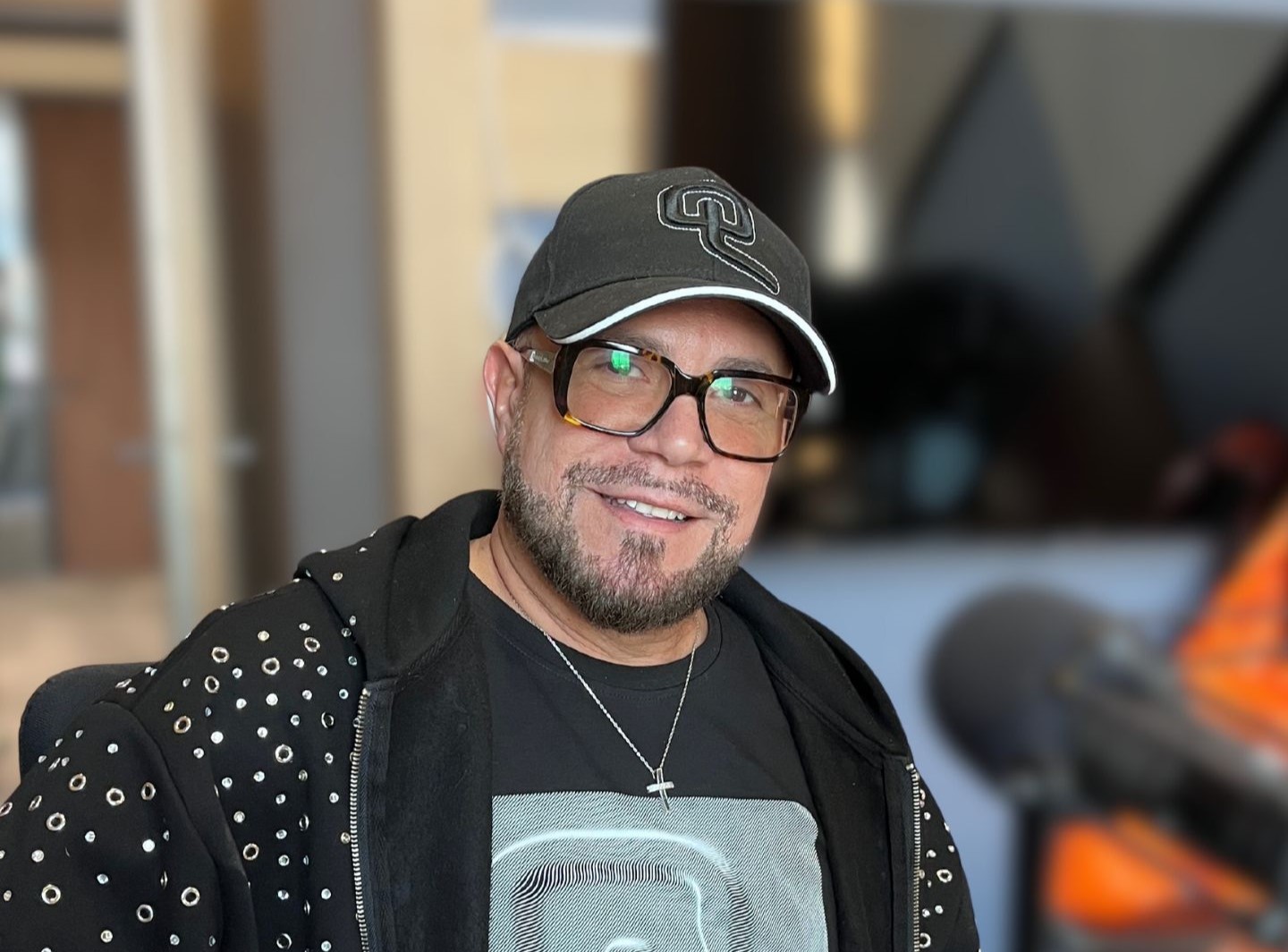 Moje deformace je, že jsem velký perfekcionista. S módou se musí umět podnikat, říká módní návrhář Osmany Laffita