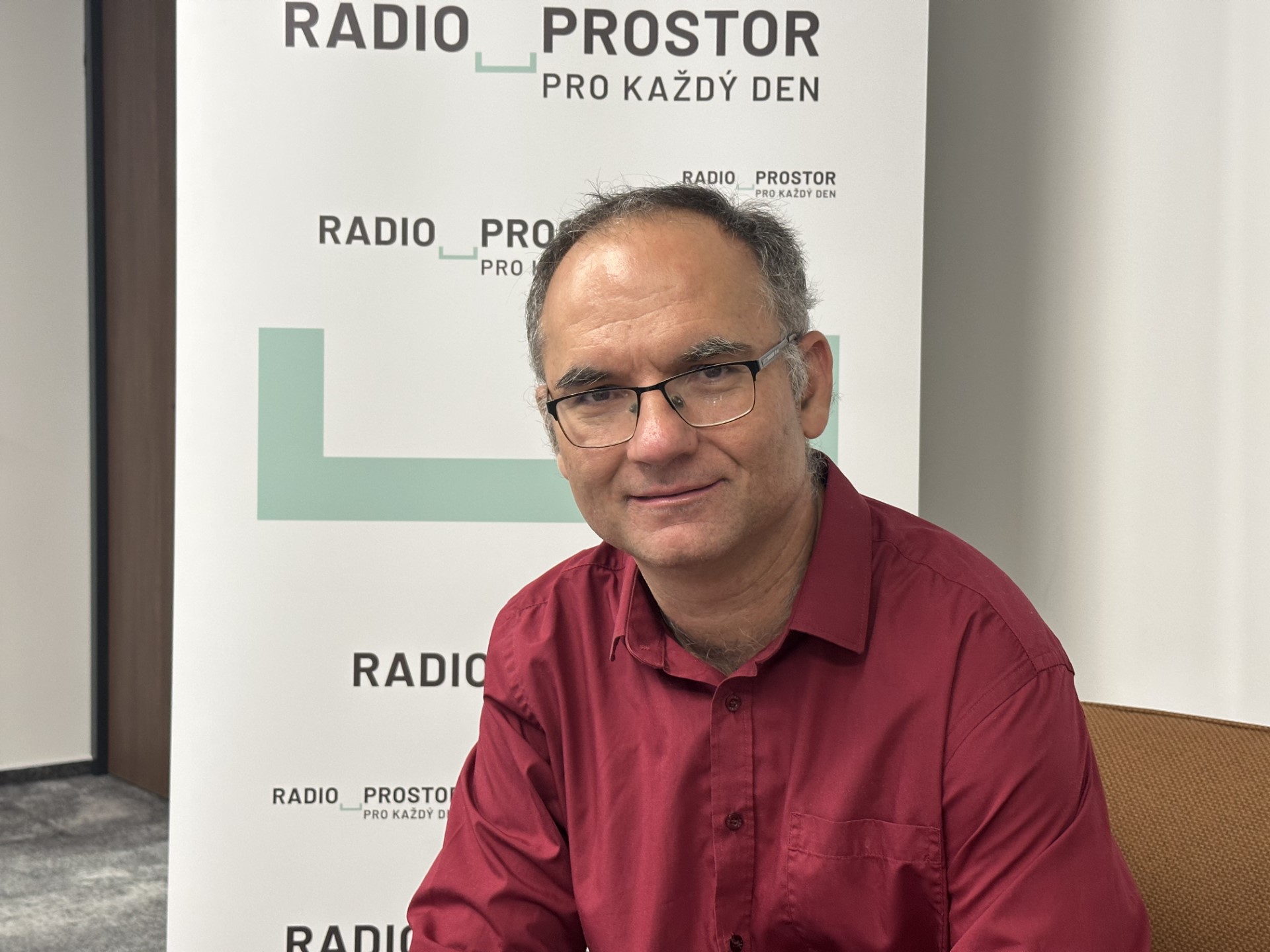 Maluju při denním světle. Je nejpřesnější a nejlíp ukazuje chyby na obraze, říká český malíř