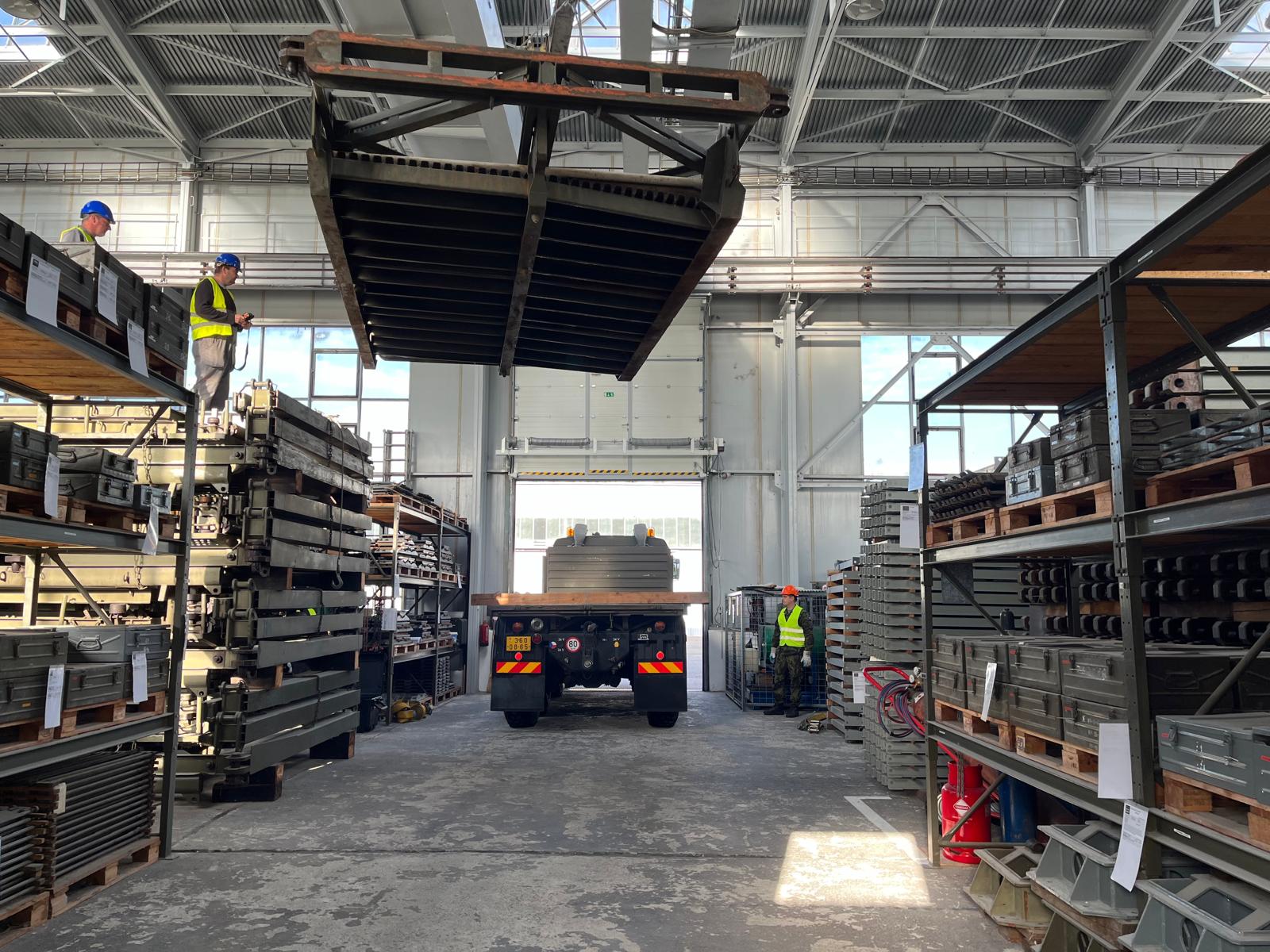 Provizorní mosty pro zaplavené obce. První se instaluje v Bělé pod Pradědem