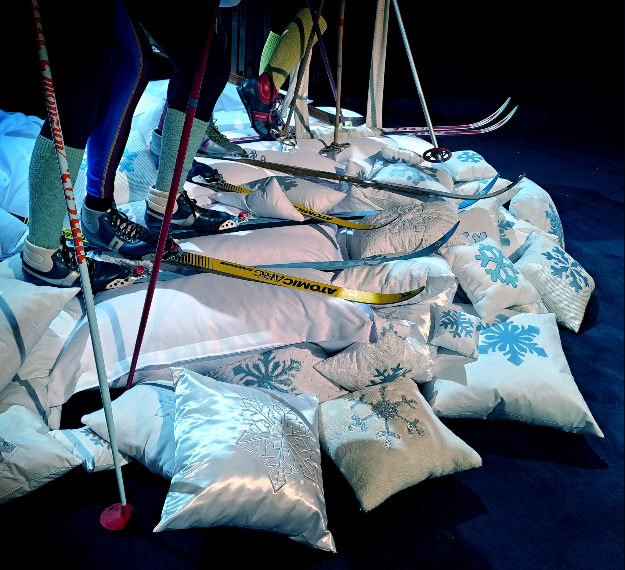 Běžky na jevišti? Herci Naivního divadla v Liberci se inspirovali Jizerskou padesátkou