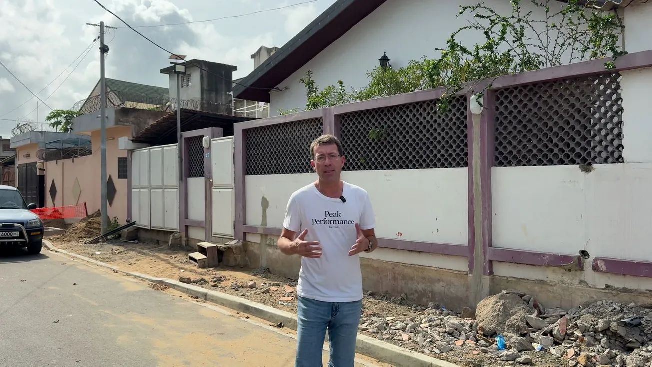 Policie začíná tři týdny po razii v motolské nemocnici s výslechy. Odpovědi leží v Beninu, říká investigativní novinář Hrubeš