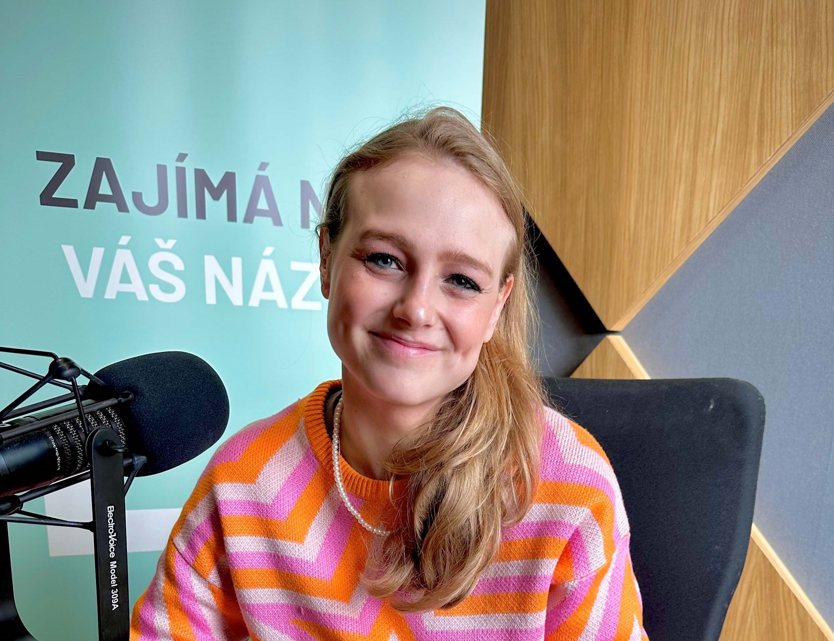 Pódium je euforie. Když si pak na hotelu sundám make-up, cítím se sama, říká zpěvačka Balonová